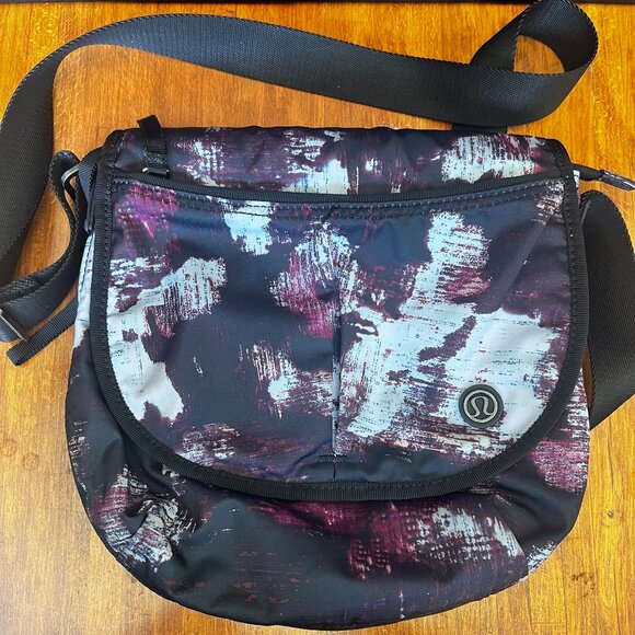 Lululemon The Essentials Kara Blossom Multi Print Cross Body Bag - Picture 1 of 10